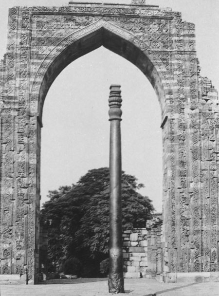 Колонна перед развалинами мечети. Снимок 1950-х годов.