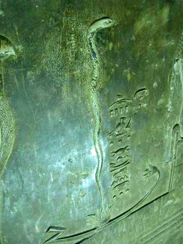 Рельеф из храма Хатхор, где Харсомтус появляется из лотоса в ладье Ра более наглядным образом. 