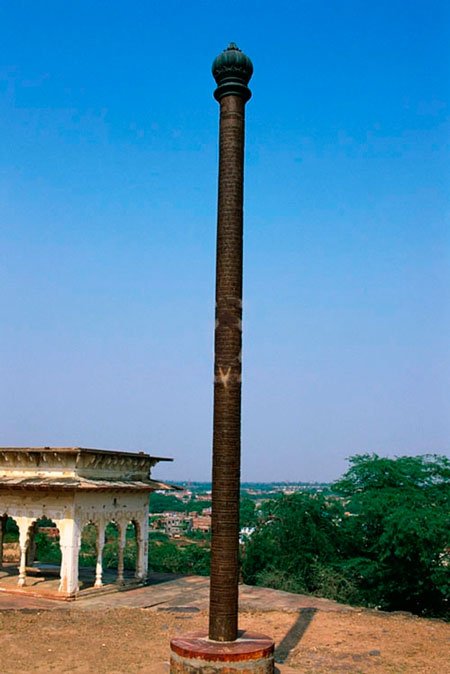 Железная колонна из Бхаратпура покрыта толстым слоем ржавчины. 