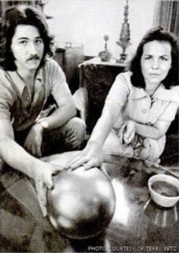 Терри Бетц и его мать позируют вместе с шаром